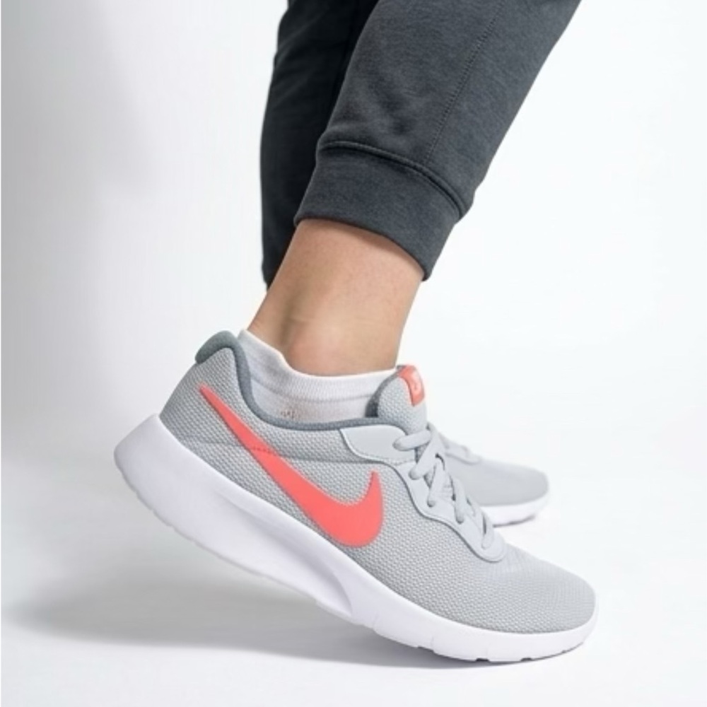 Nike Tanjun Youth Light Gray Athletic Sneakers 5Y or 7 Women’s